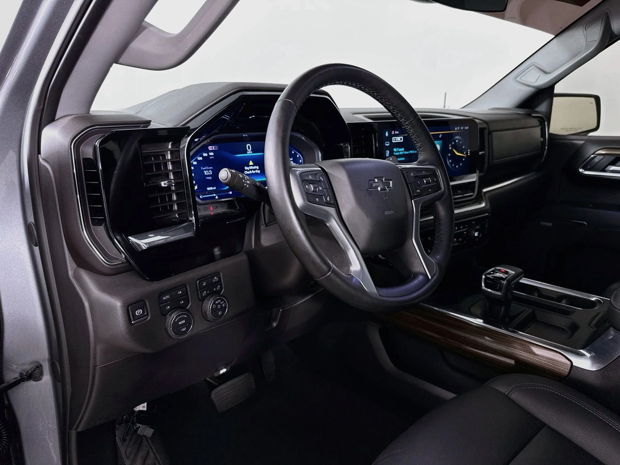 Used 2025 Sterling Gray Metallic Chevrolet LT Trail Boss image 9