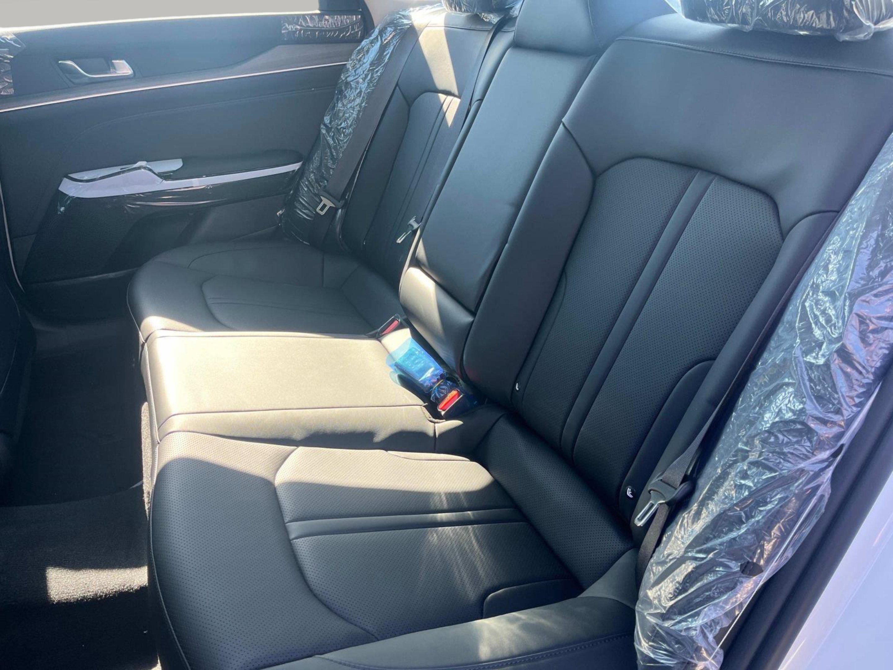 New 2026 Snow White Pearl Kia EX image 17