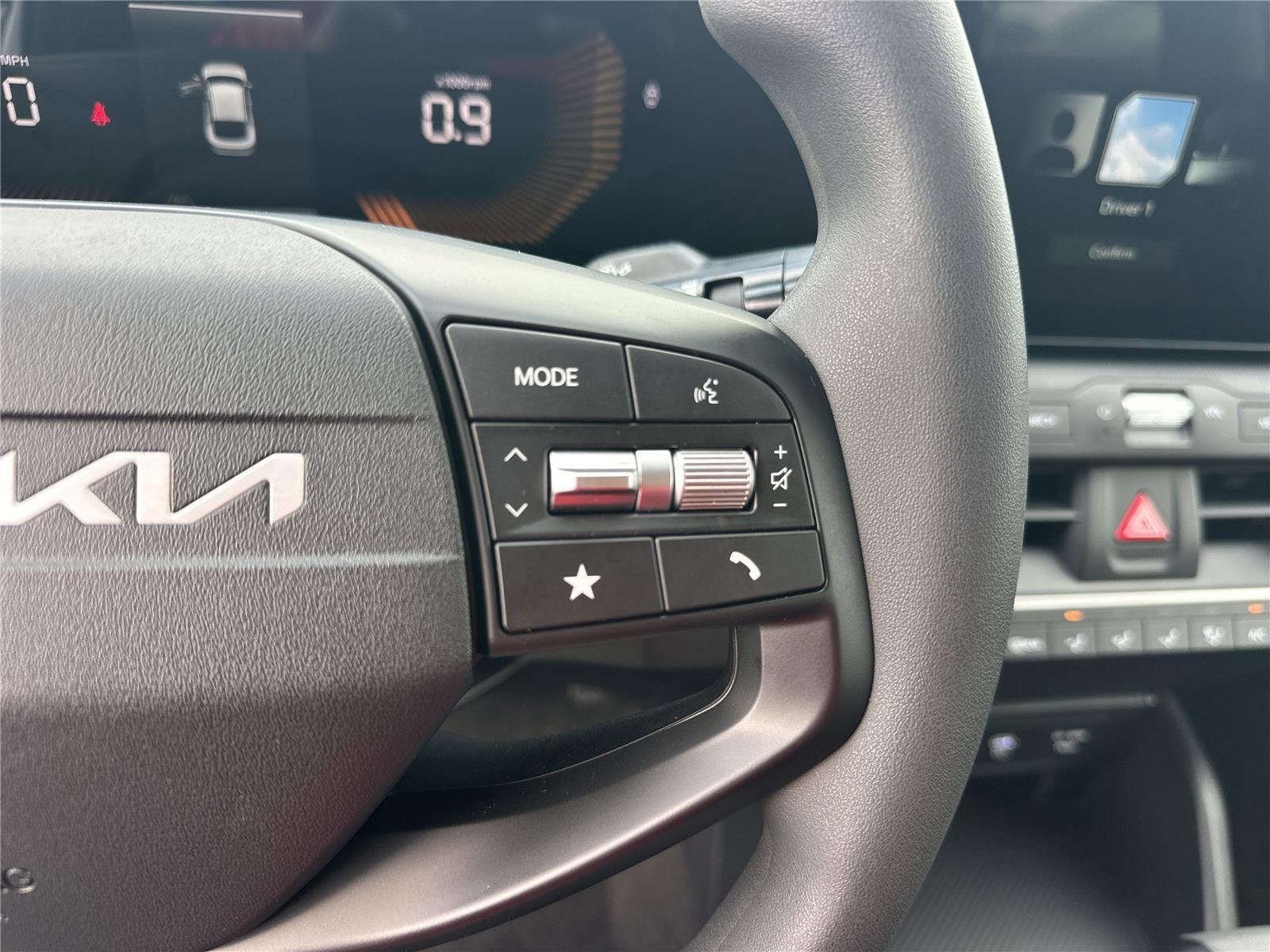 New 2025 Snow White Pearl Kia LX image 10
