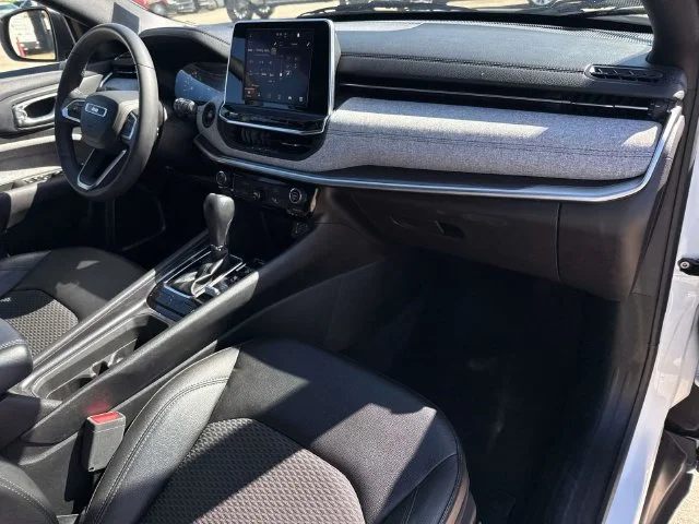 Used 2025 White Jeep Latitude image 22