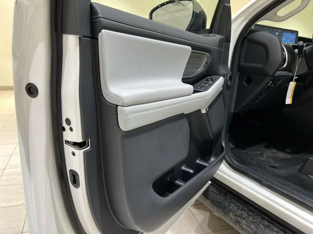 New 2027 White/off-white Ford Platinum image 21