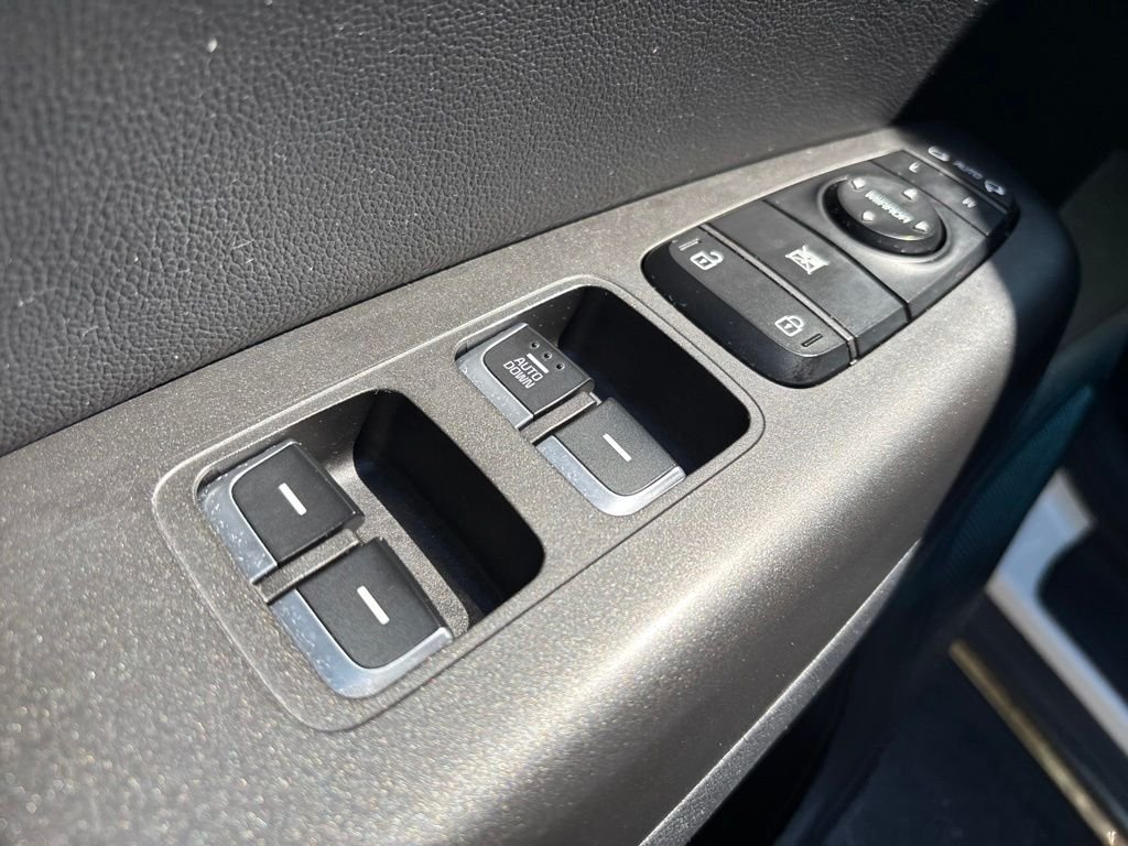 Used 2020 White Kia S image 21