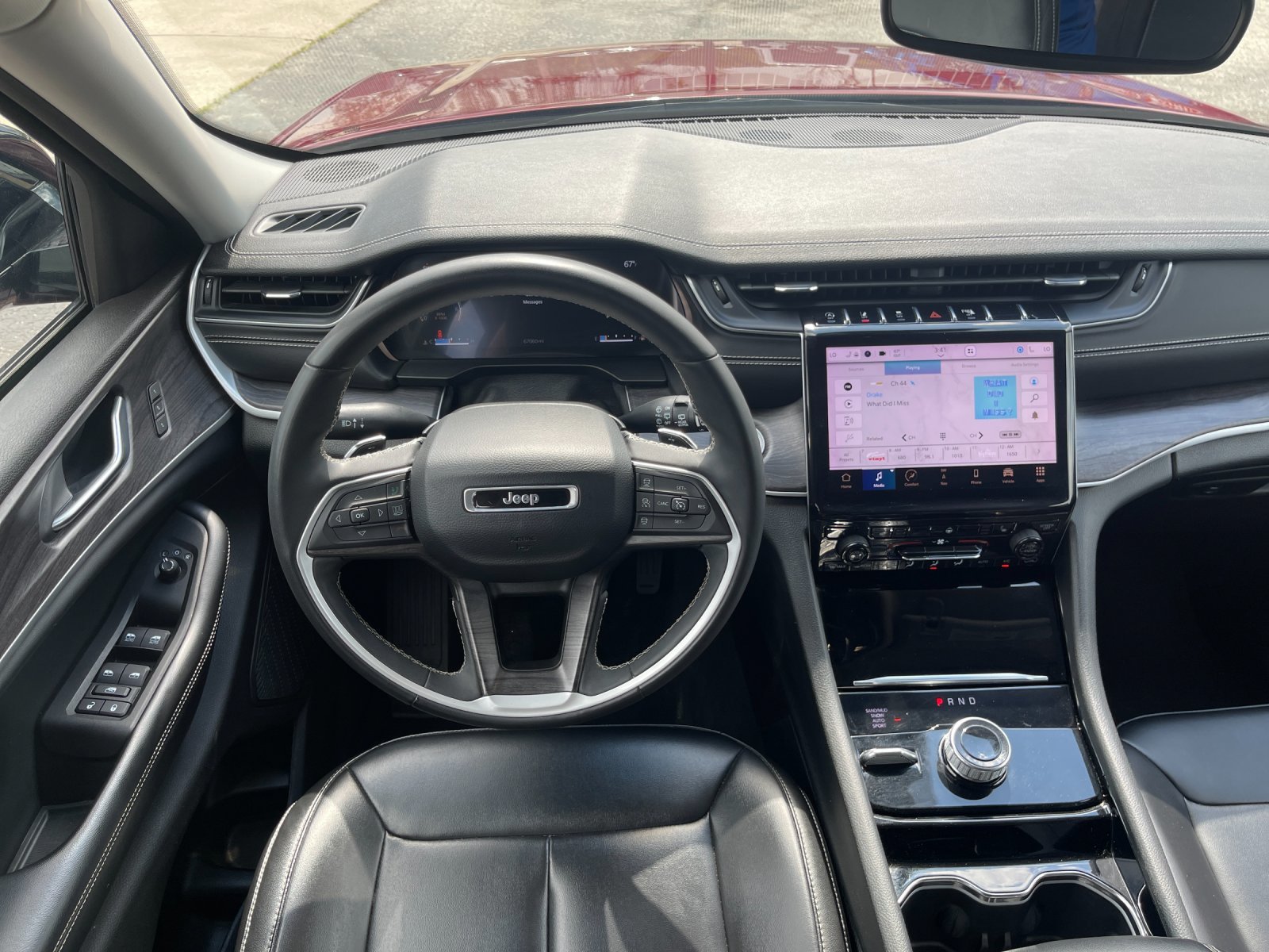 Used 2023  Jeep Limited image 16