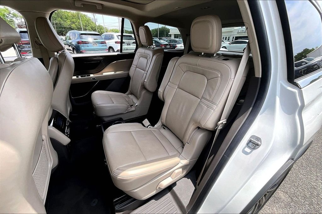 Used 2023 White Lincoln Reserve image 18