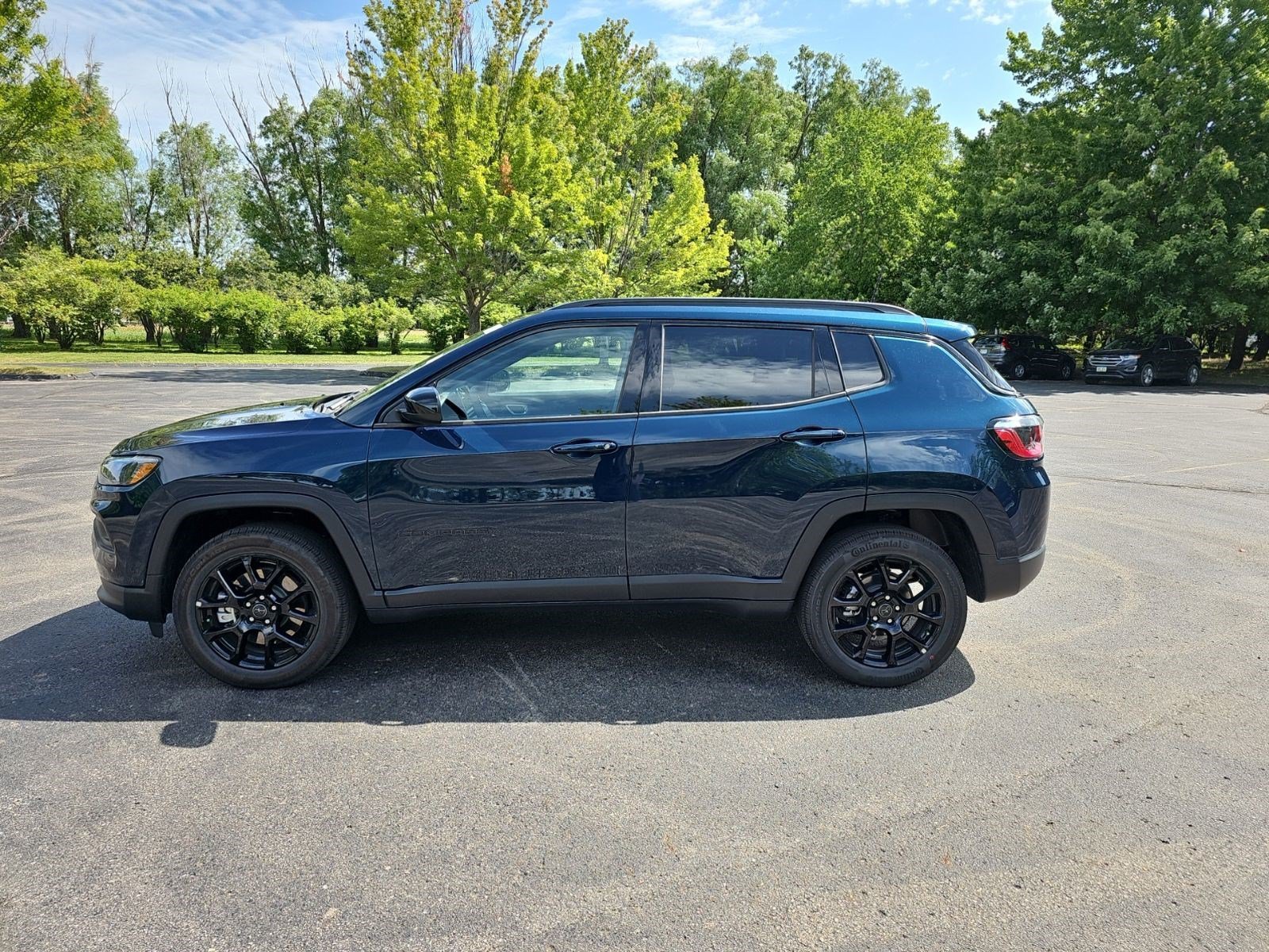 New 2026 Fathom Blue Pearl Coat Jeep Latitude Altitude image 2
