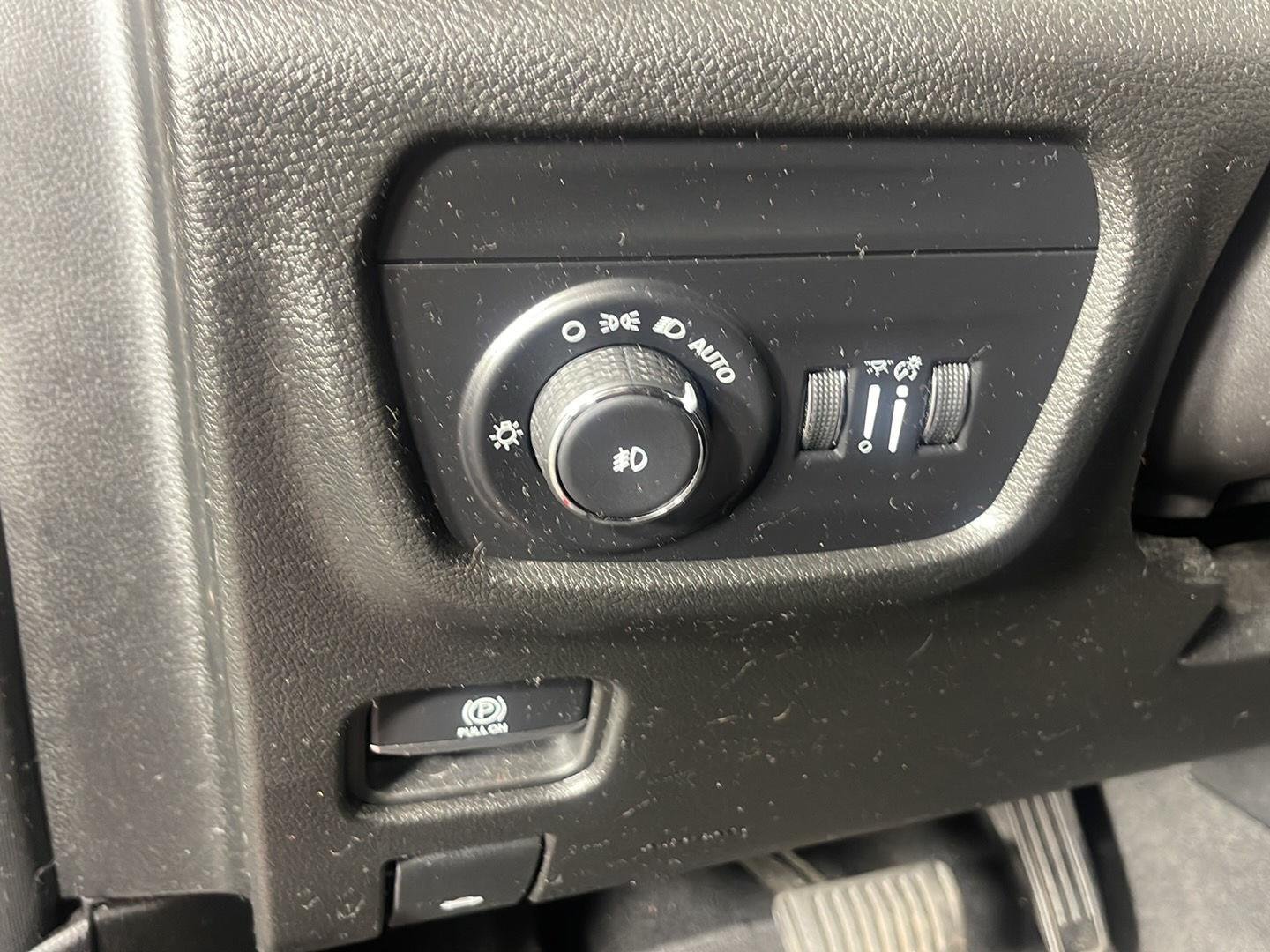 Used 2023 Velvet Red Pearlcoat Jeep Limited image 14