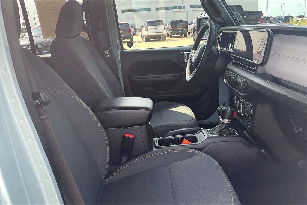 Used 2024  Jeep Sport S image 7