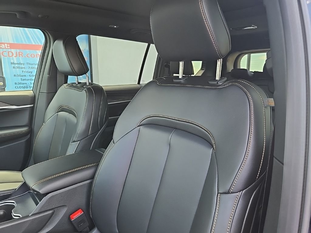 New 2026 Diamond Black Crystal Pearl-Coat Exterior Paint Jeep  image 35