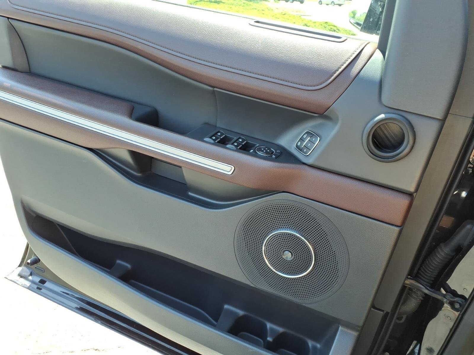 Used 2024  Ford Limited image 30