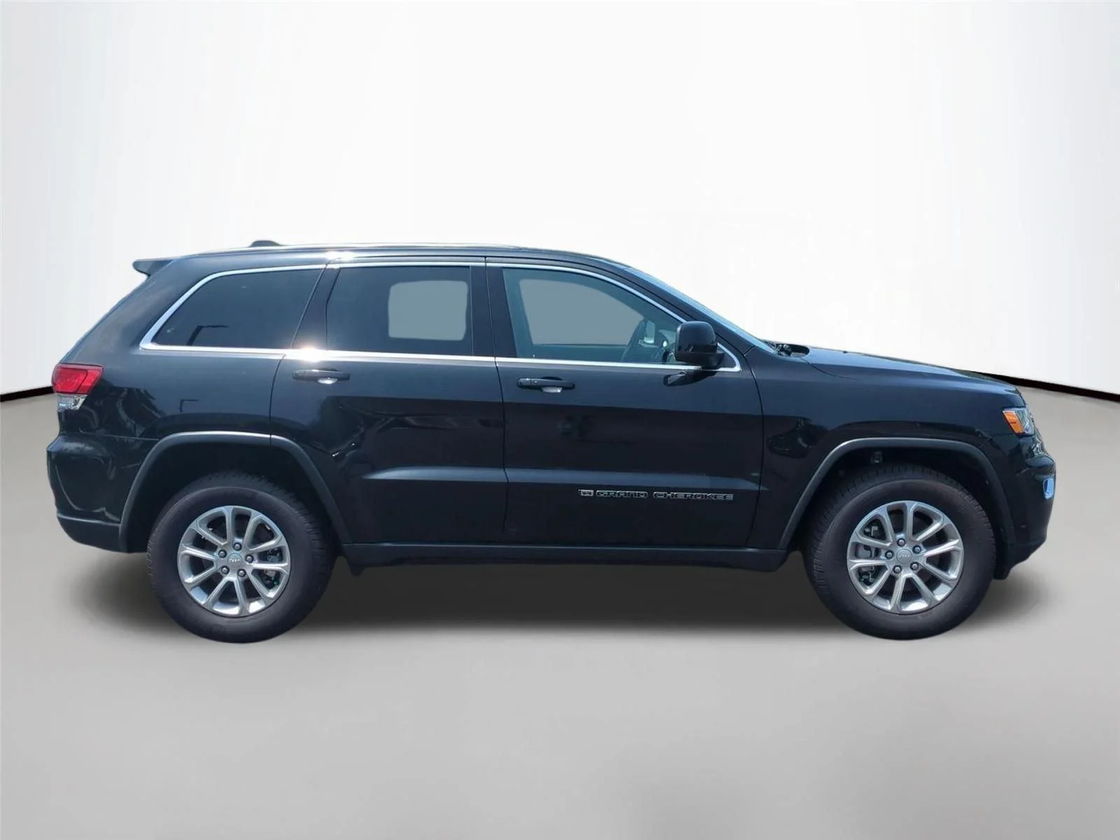 Used 2022 Diamond Black Crystal Pearlcoat Jeep Laredo X image 6
