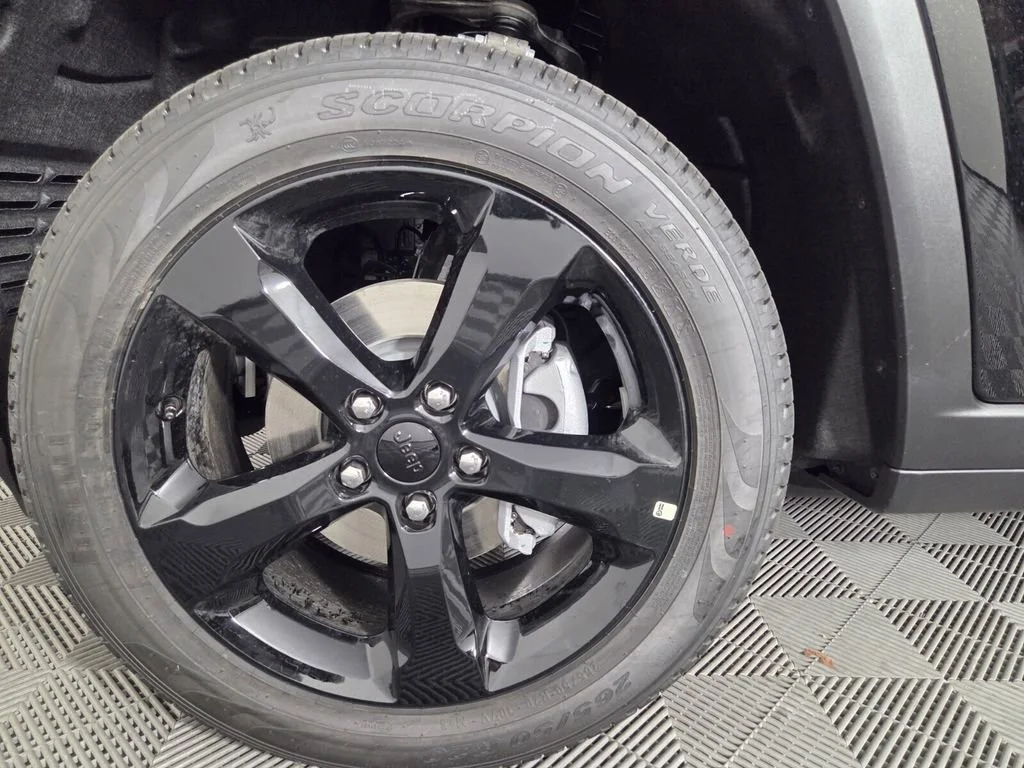 New 2026 Diamond Black Crystal Pearlcoat Jeep Limited image 8