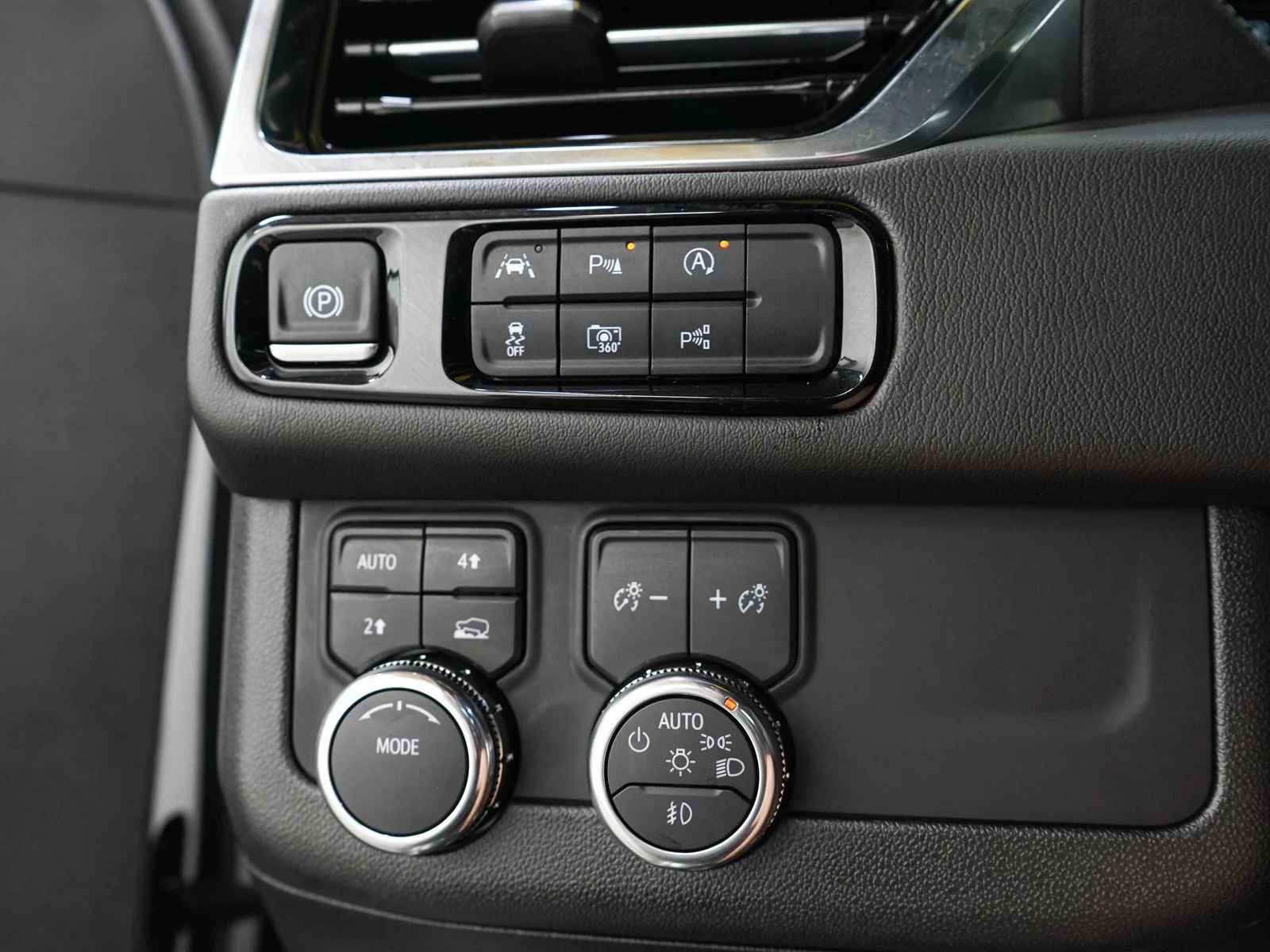 Used 2025 White Frost Tricoat GMC Denali image 24
