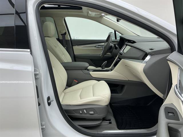 Certified Used 2017 Crystal White Tricoat Cadillac Luxury AWD image 26