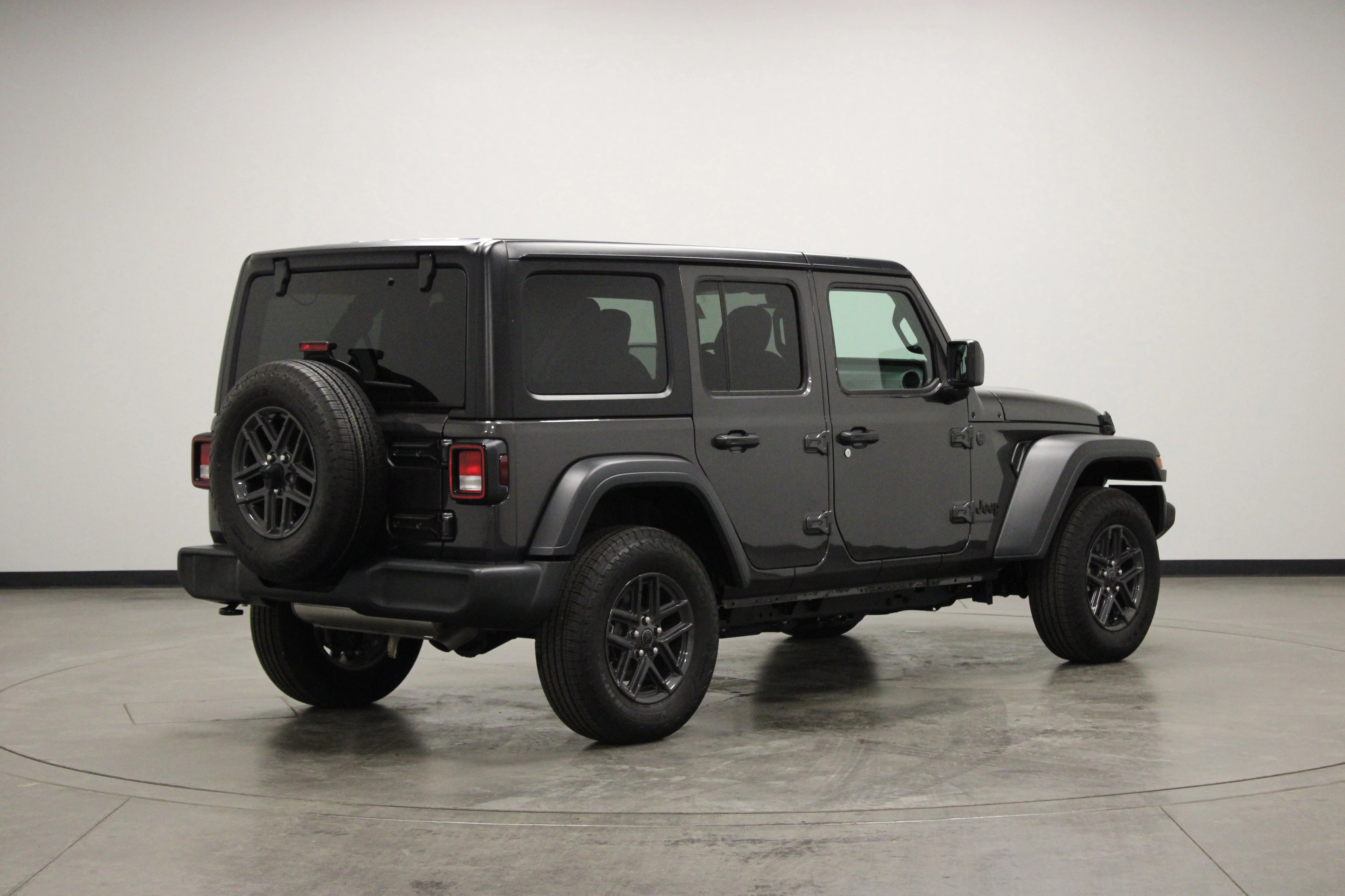 Used 2025 Granite Crystal Metallic Clearcoat Jeep Sport S image 8