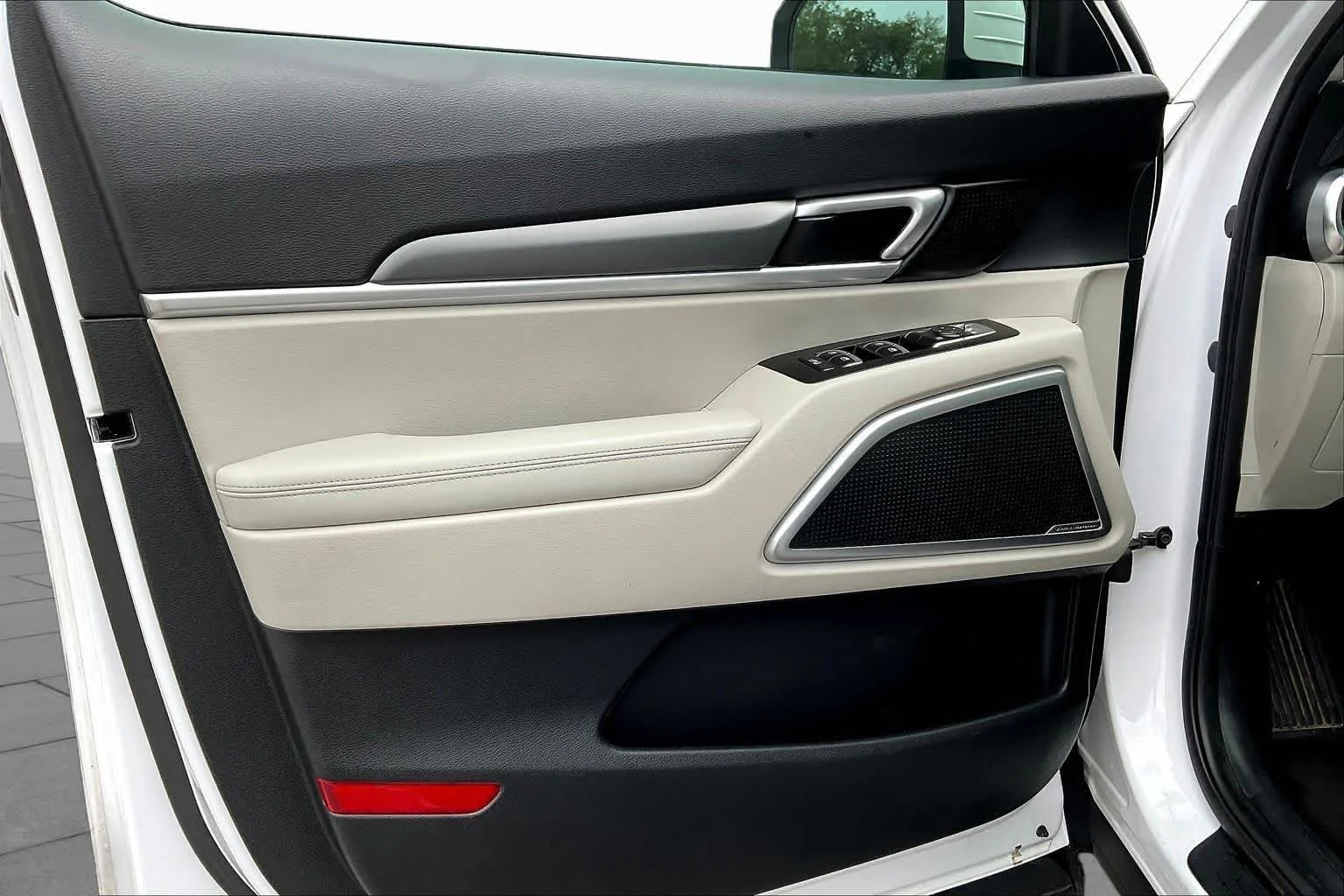 Used 2022 Glacial White Pearl Kia S image 22