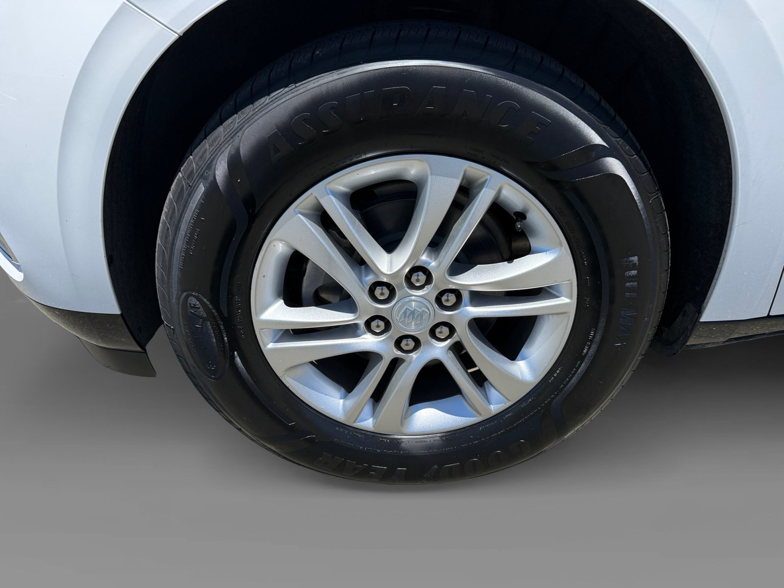 Used 2018 Summit White Buick Essence image 9