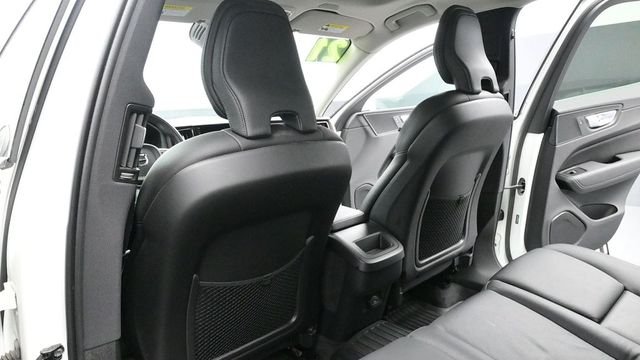 Used 2021 White Volvo T6 Momentum image 23