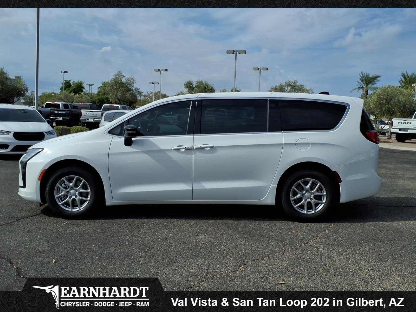 New 2027 Bright White Clear-Coat Paint Chrysler Select image 2