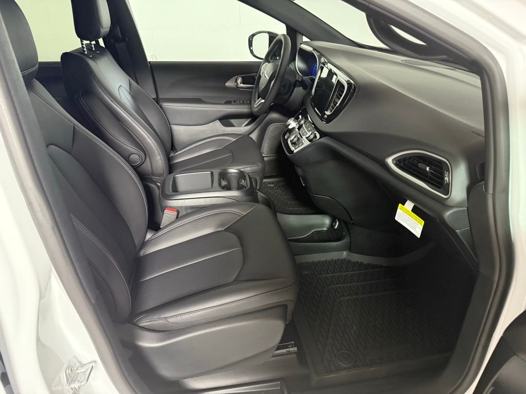 2026 Chrysler Voyager LX - Photo 16