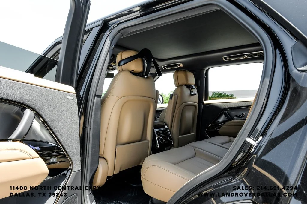 New 2026 Santorini Black Metallic Land Rover SE image 37