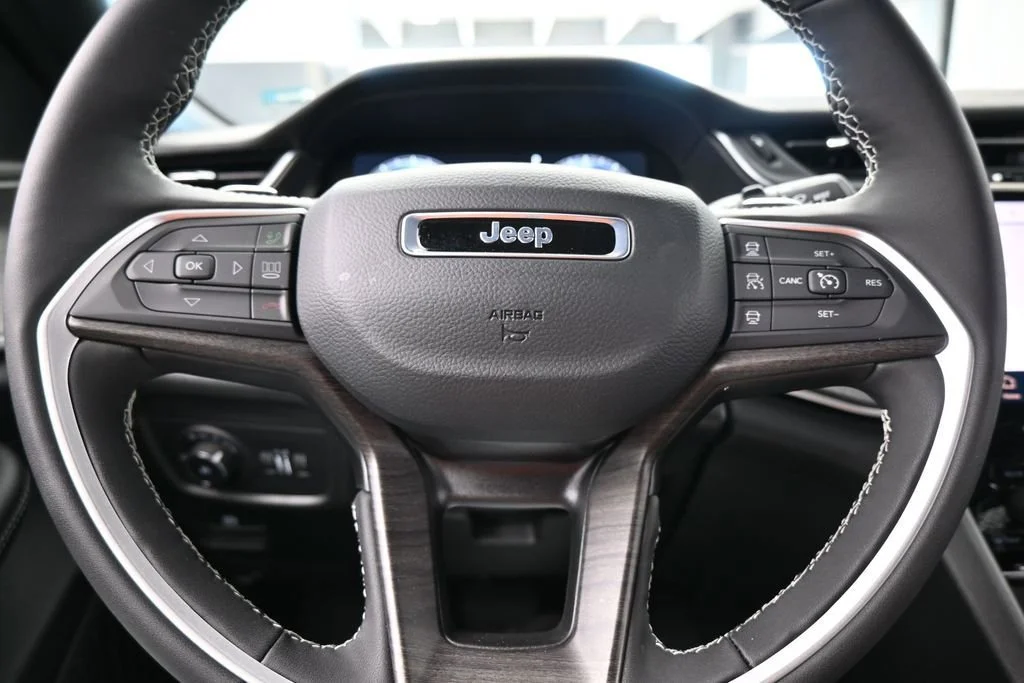 Used 2025 Silver Jeep Limited image 28