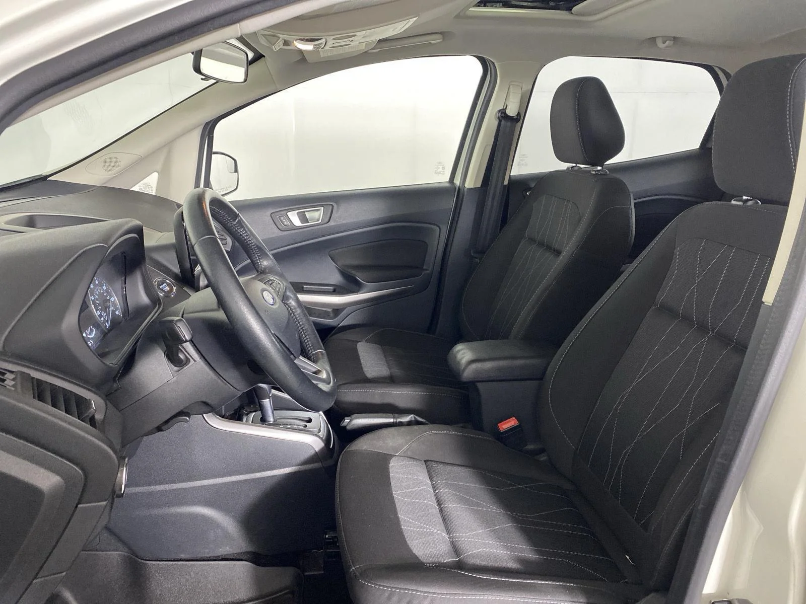 Used 2019 Diamond White Ford SE image 14