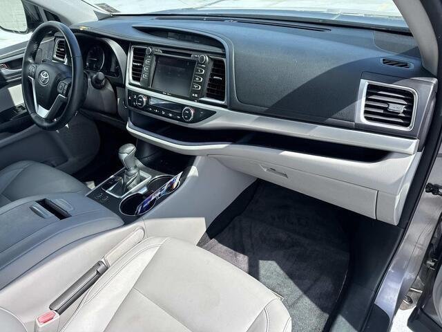 Used 2015 Predawn Gray Mica Toyota XLE image 13