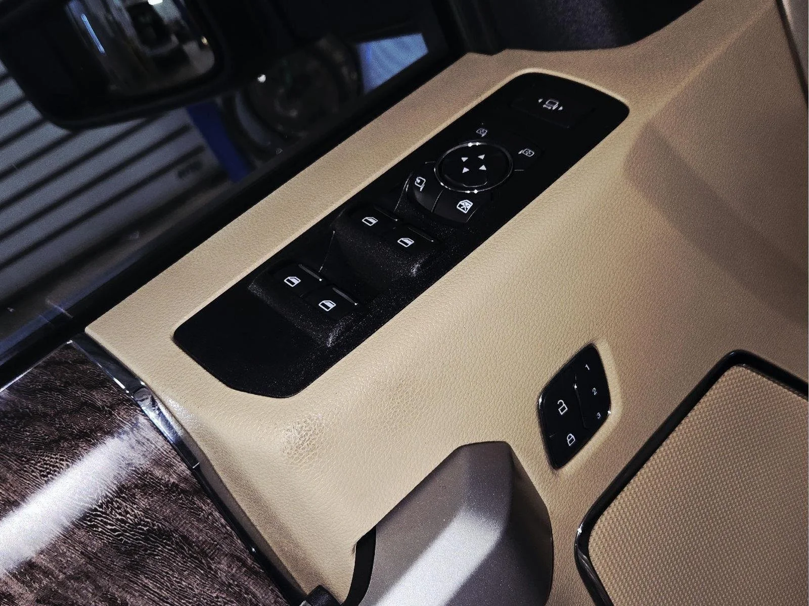 Used 2018 White Gold/Stone Gray Ford Lariat image 13