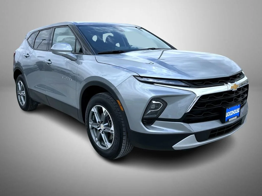 Used 2025 Gray Chevrolet LT image 3