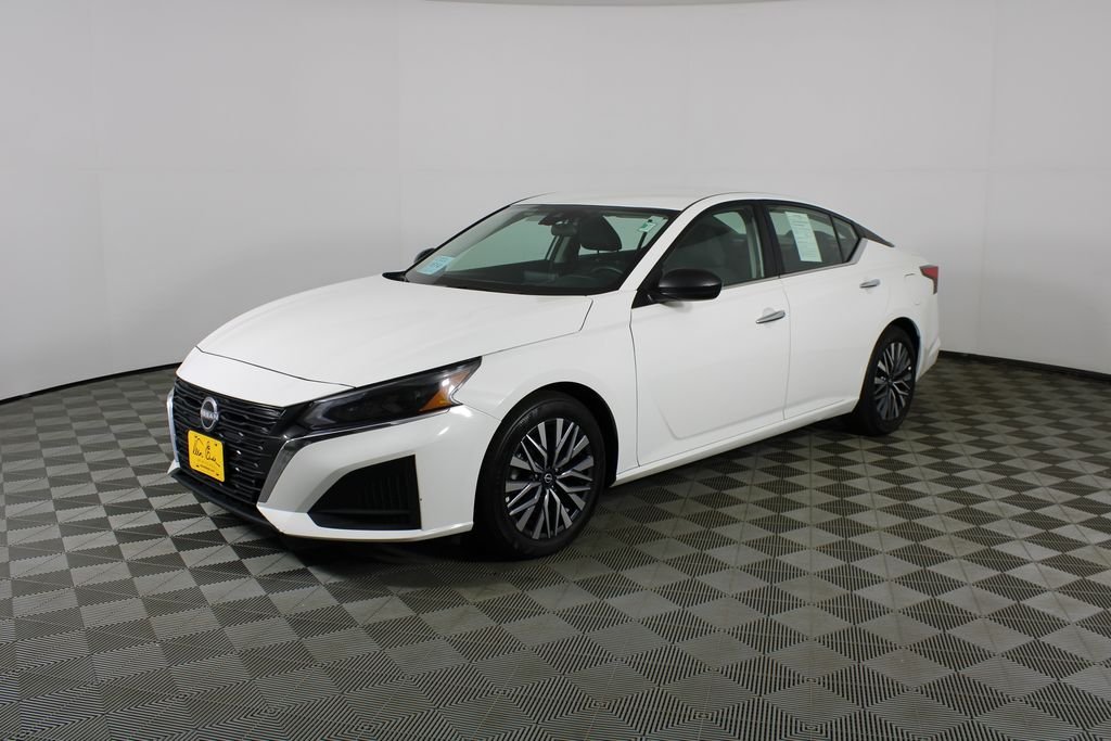 Used 2025 White Nissan 2.5 SV image 3