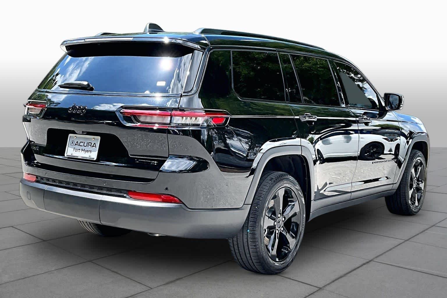 Used 2024 Diamond Black Crystal Pearlcoat Jeep Limited image 13