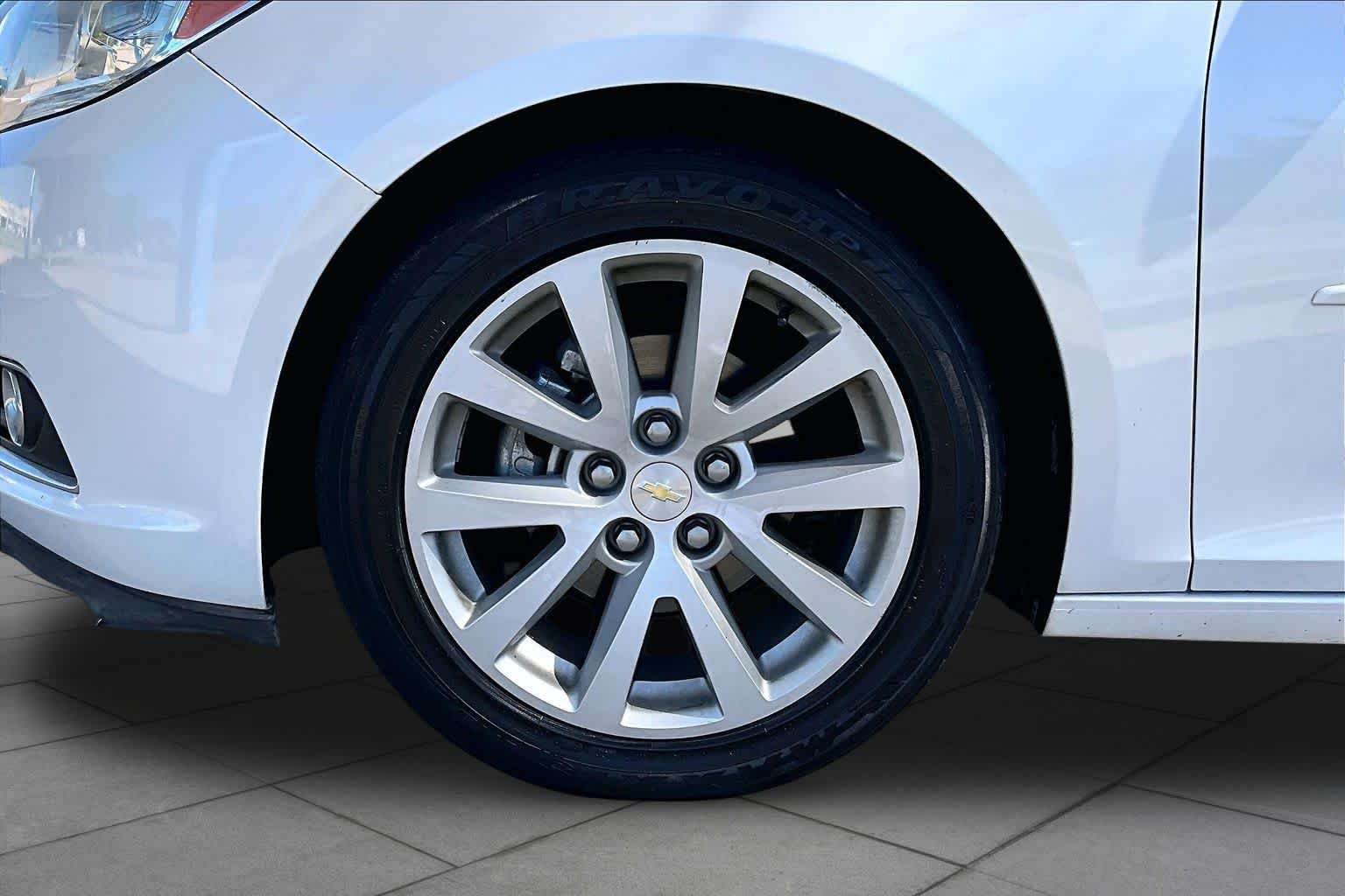 Used 2015 Iridescent Pearl Tricoat Chevrolet LT image 10