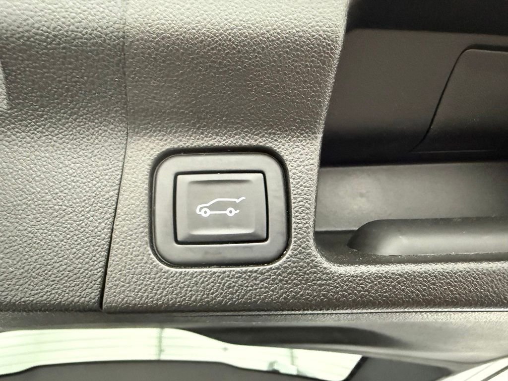 Used 2023 Summit White GMC SLT image 10