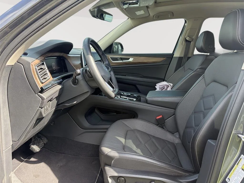 Used 2024 Platinum Gray Volkswagen SE w/Tech 4Motion image 2