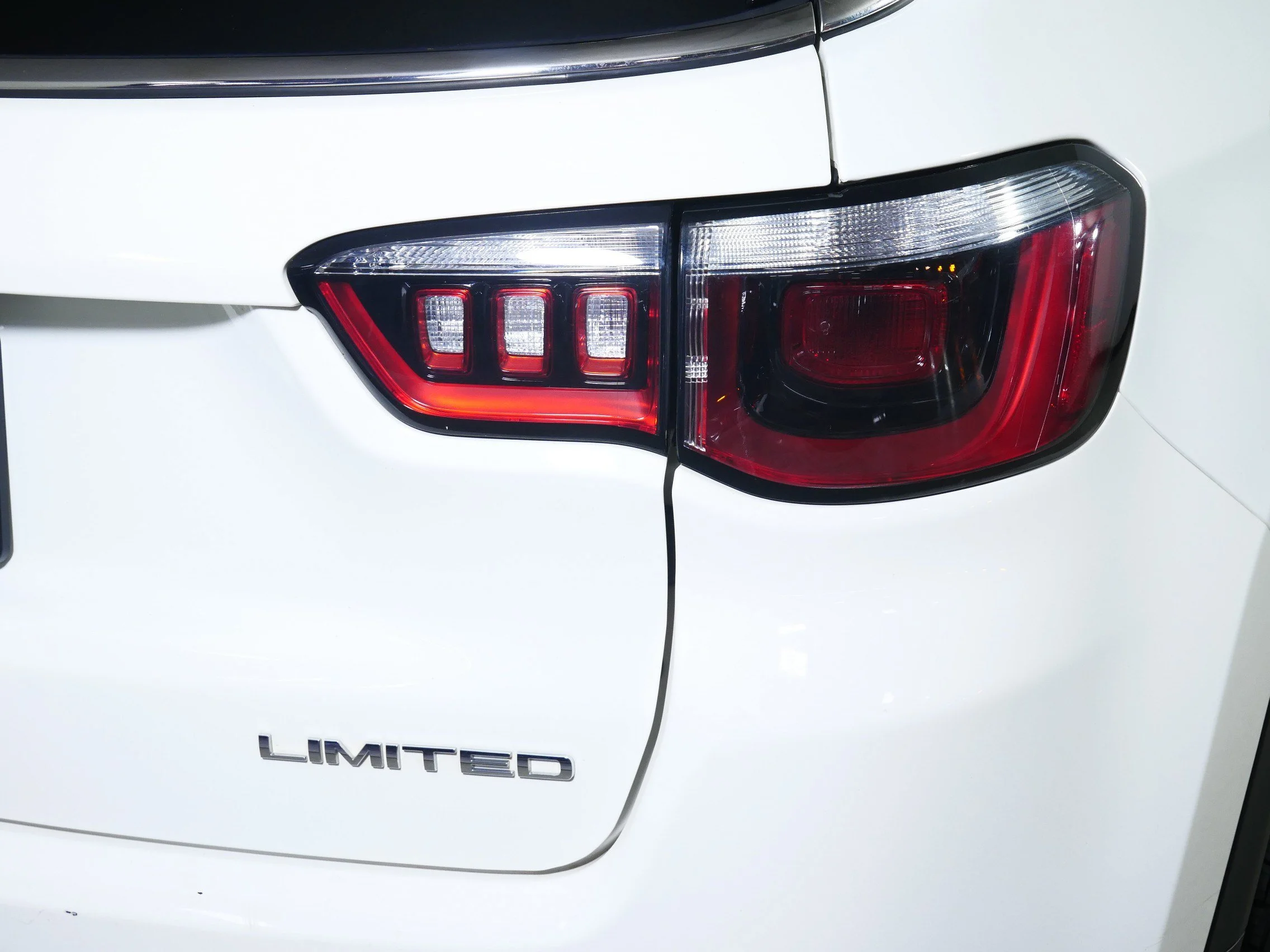 Used 2018 Pearl White Tri-Coat Jeep Limited image 17