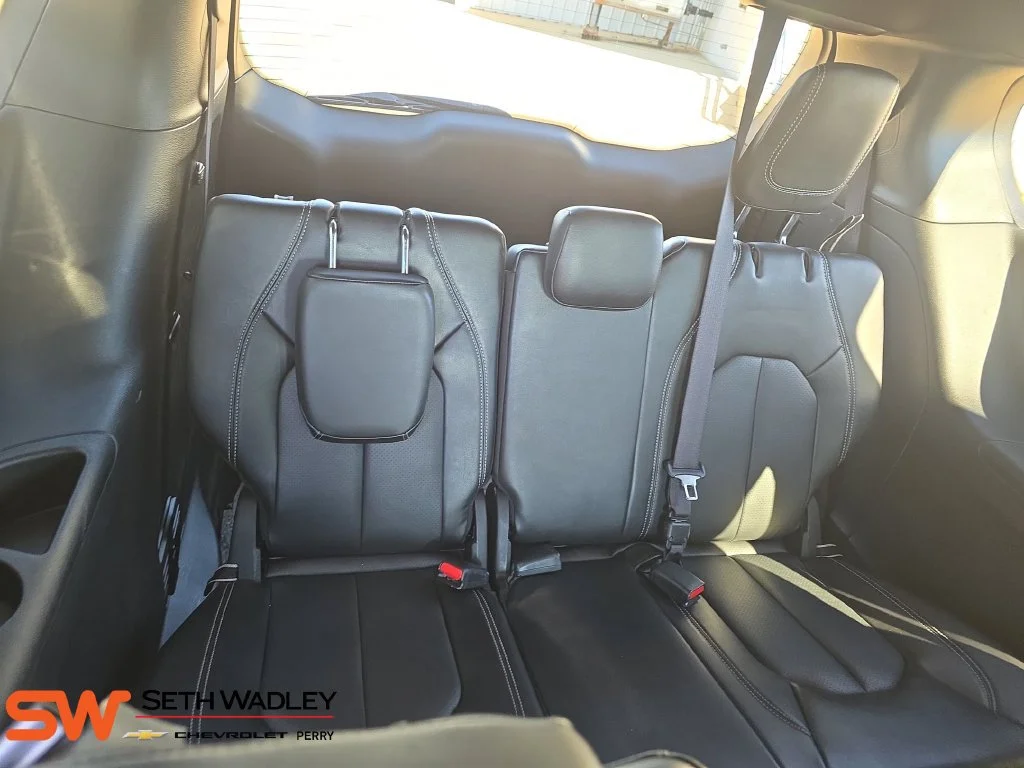 Used 2025 Bright White Clearcoat Chrysler Select image 12