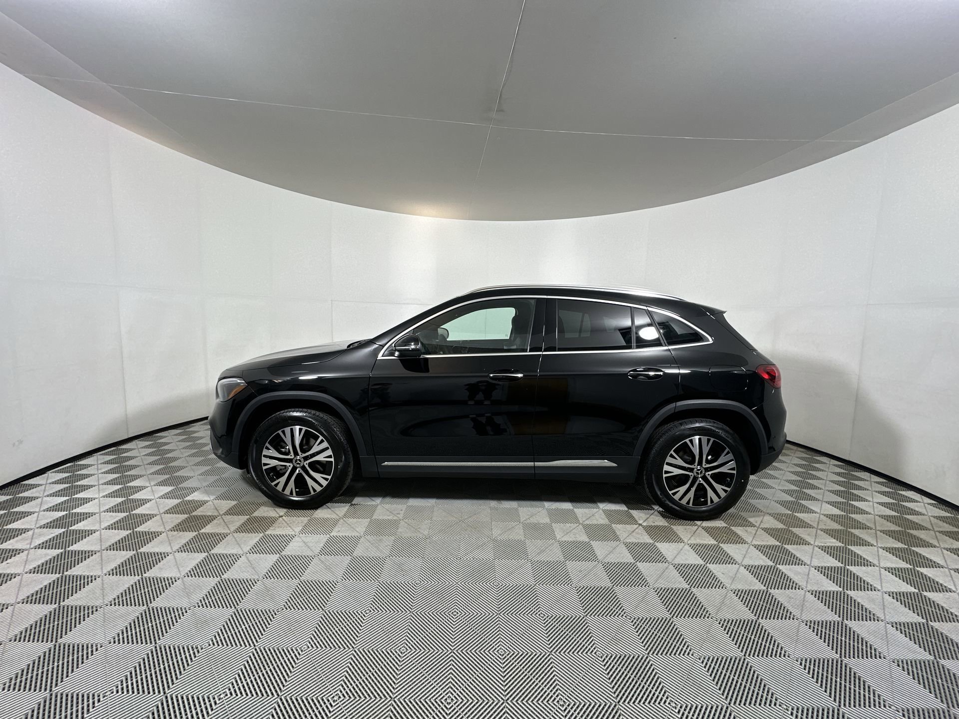 Used 2025 COSMOS BLACK METALLIC Mercedes-Benz GLA 250 image 5