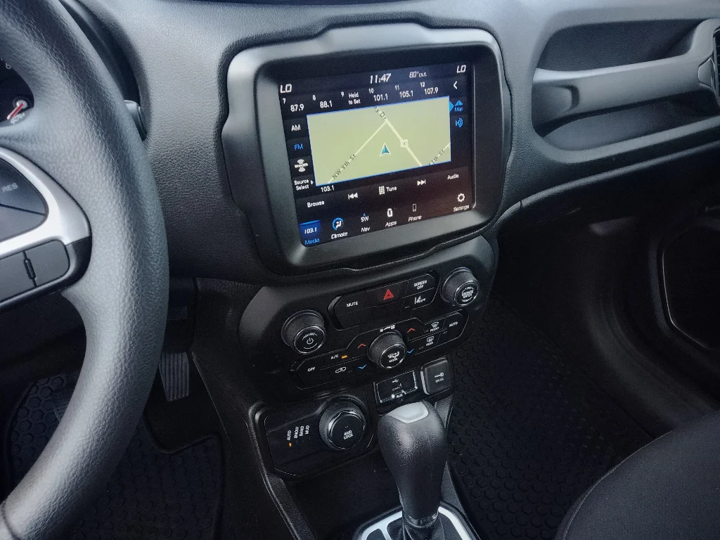 Used 2023 GRAPHITE GRAY Jeep Latitude image 16