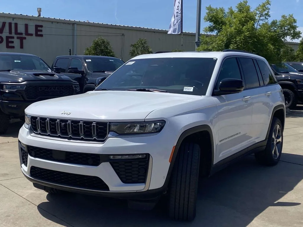 New 2026 Bright White Clear-Coat Exterior Paint Jeep Limited image 3
