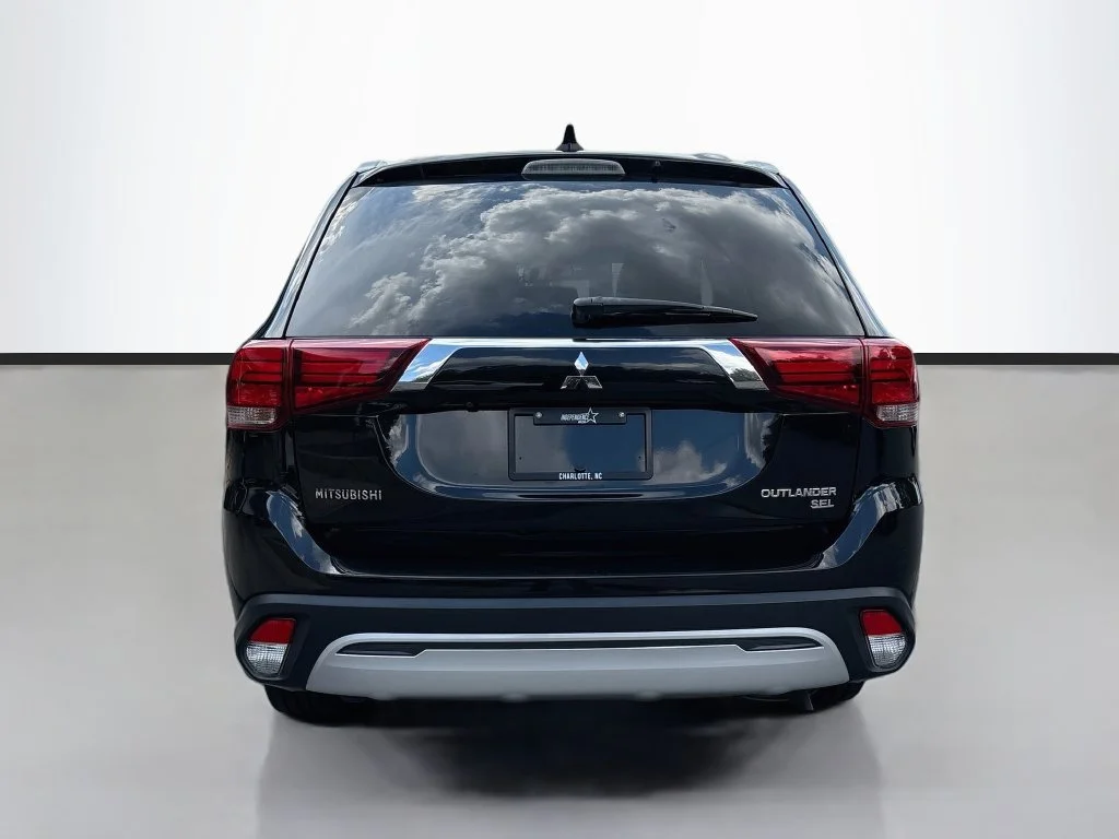 Used 2019 Labrador Black Metallic Mitsubishi SEL image 6