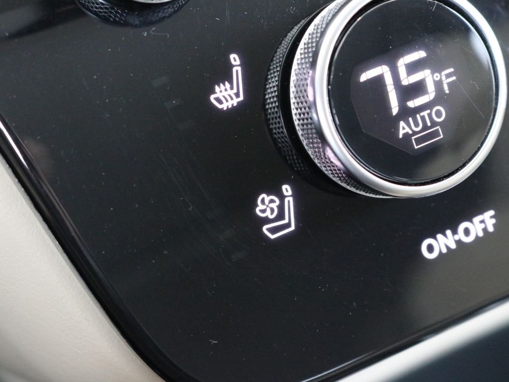 Used 2023 White INFINITI LUXE image 18
