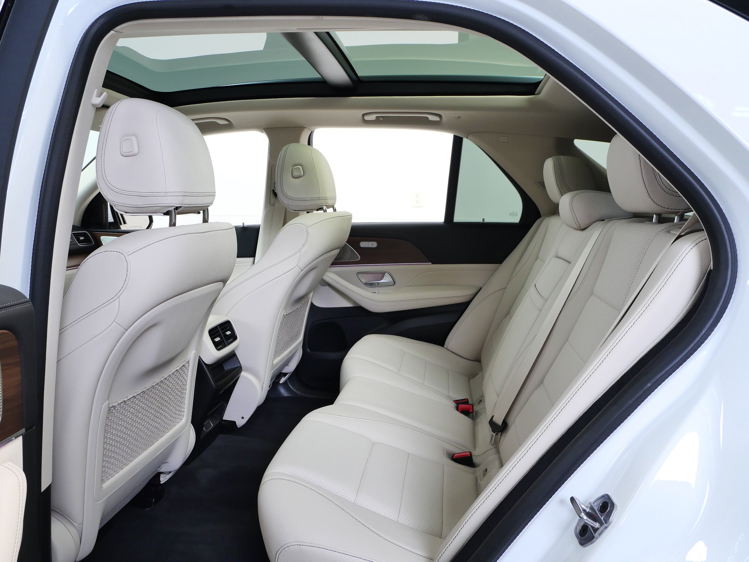 Certified Used 2025 MANUFAKTUR Moonlight White Metallic Mercedes-Benz GLE 350 image 20