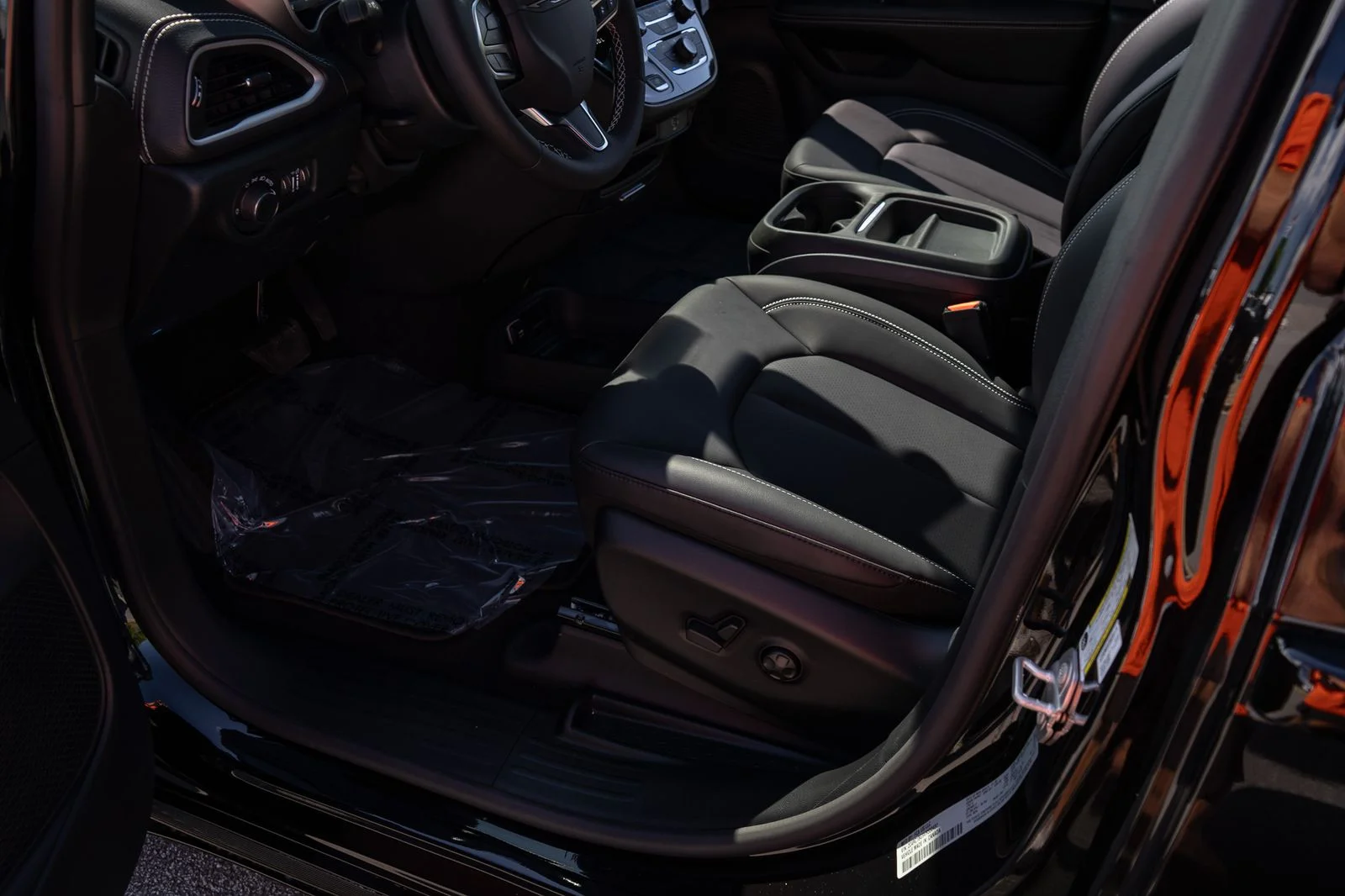 New 2027 Diamond Black Crystal Pearl-Coat Exterior Paint Chrysler Select image 17