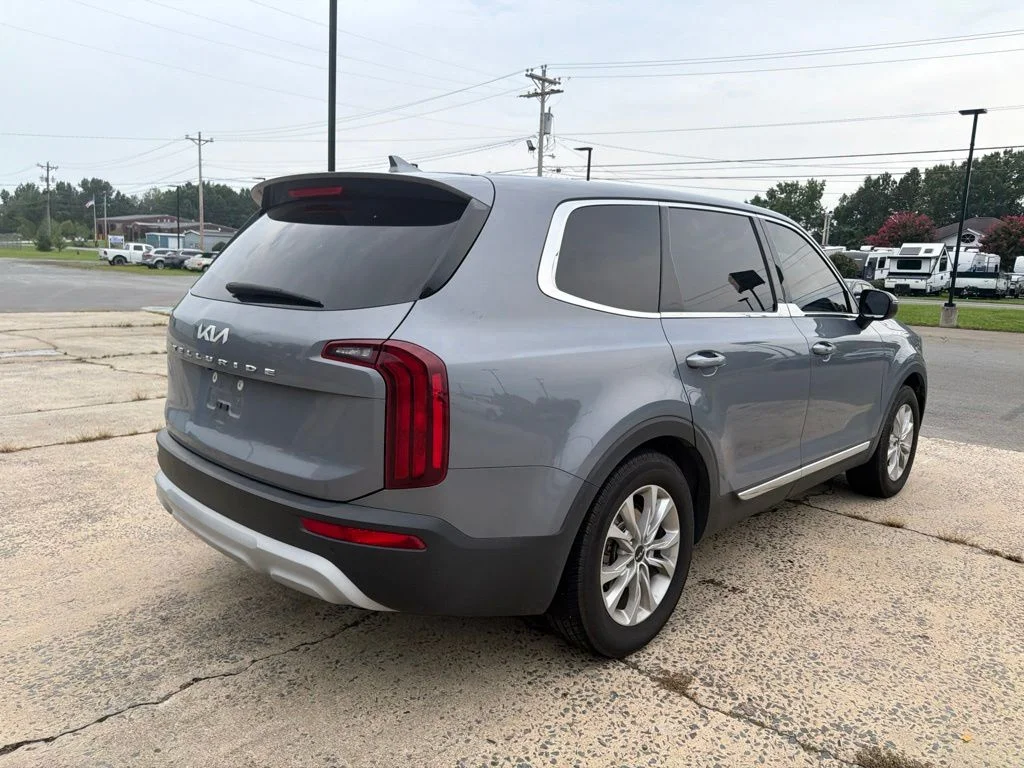 Used 2022 Silver Kia LX image 3