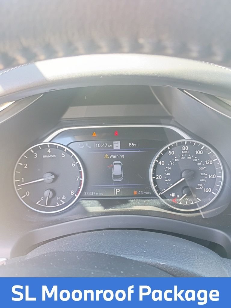 Used 2022 White Nissan SL image 7