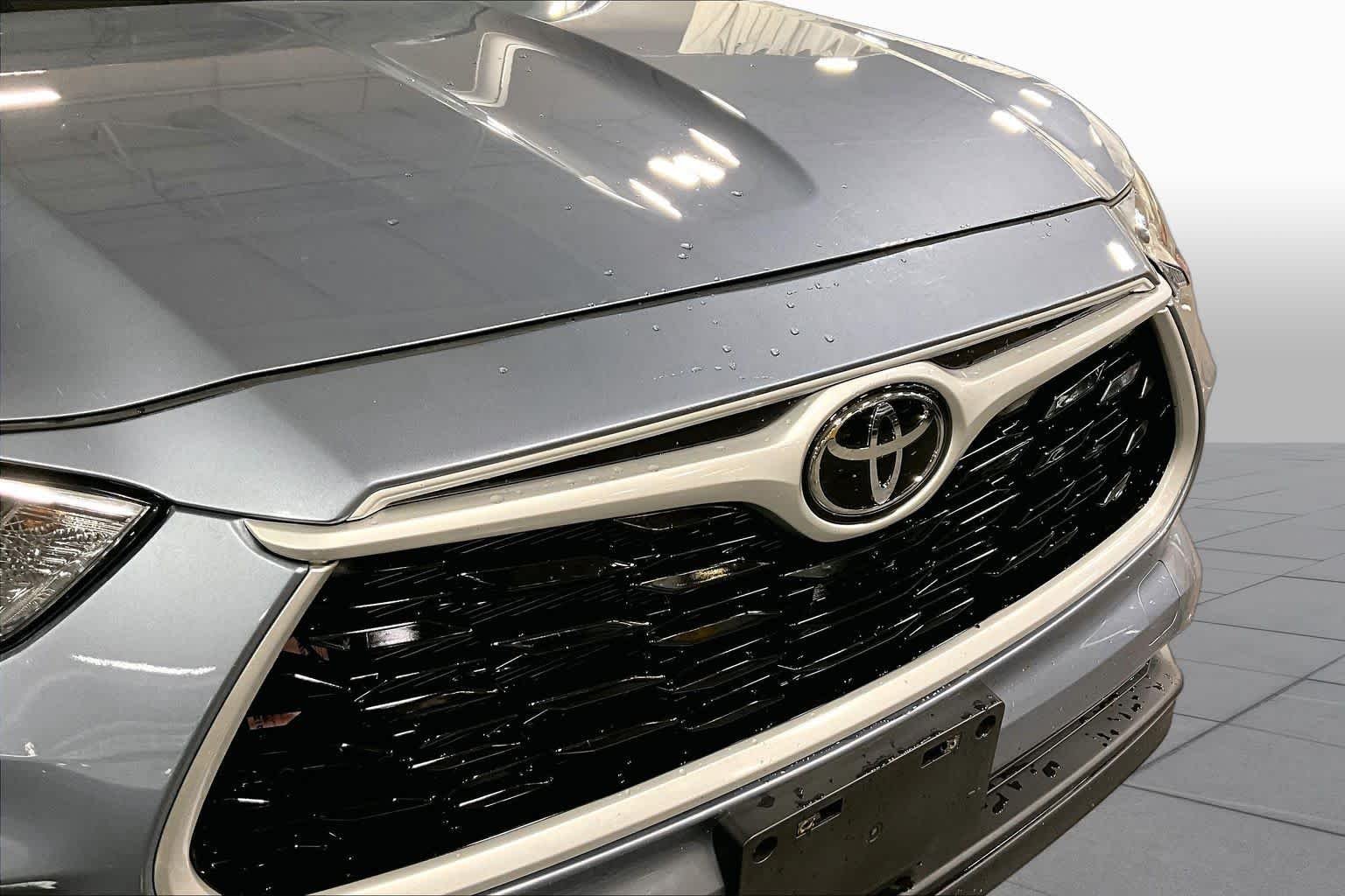 Used 2022 Moon Dust Toyota XLE image 30