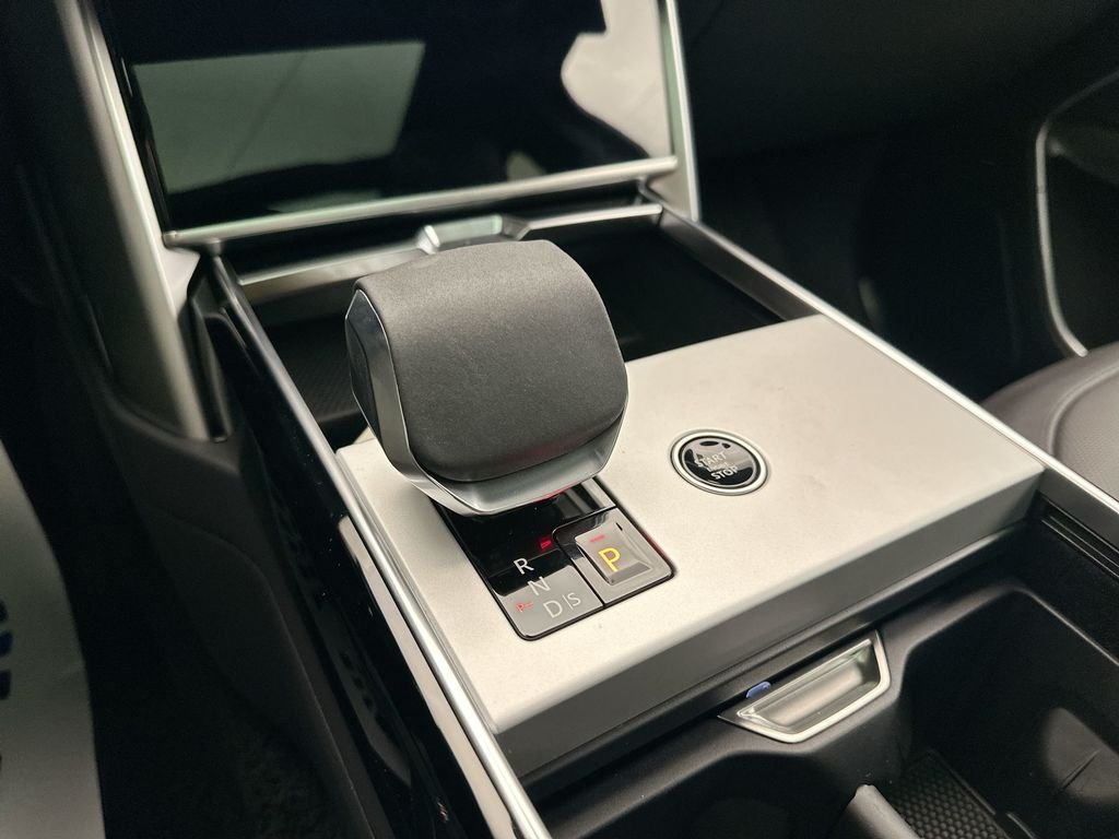 Used 2025  Land Rover SE image 11