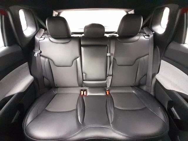 Used 2024  Jeep Latitude image 40