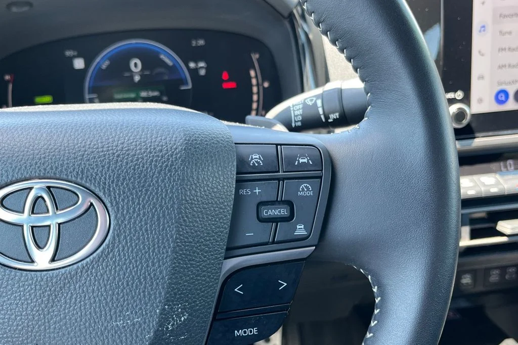 Used 2025 White Toyota  image 34