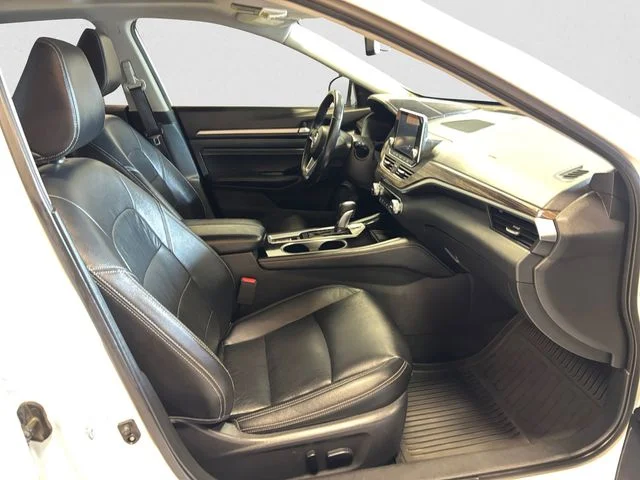 Used 2020 White Nissan 2.5 SL image 15